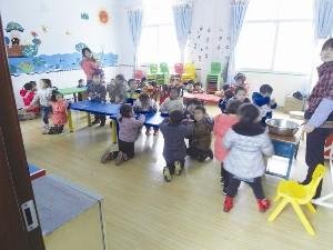 幼兒園孩子跪著吃飯 園方稱怕?tīng)C著孩子（圖）