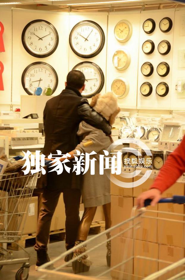何潔與男友逛家居店高調摟抱