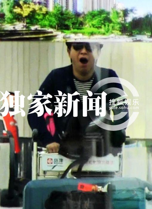 黃渤袁泉同日抵京 機(jī)場熱聊