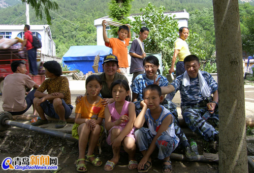 青島小哥救災(zāi)落病根 沒(méi)錢(qián)治命懸一線