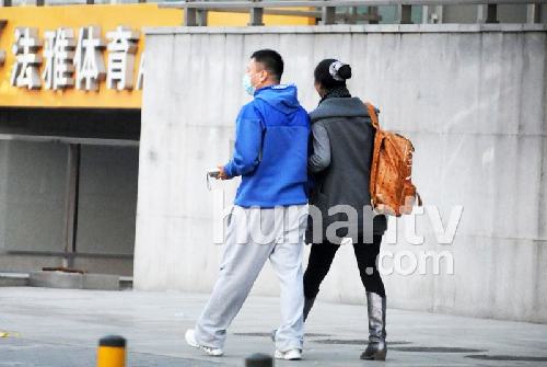 孫紅雷遮面會(huì)女友休閑裝顯土氣 女友駕百萬豪車當(dāng)司機(jī)