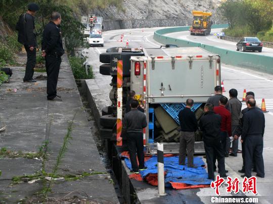 運鈔車高速路側翻警方護衛(wèi)6億現(xiàn)鈔安全轉移（圖）