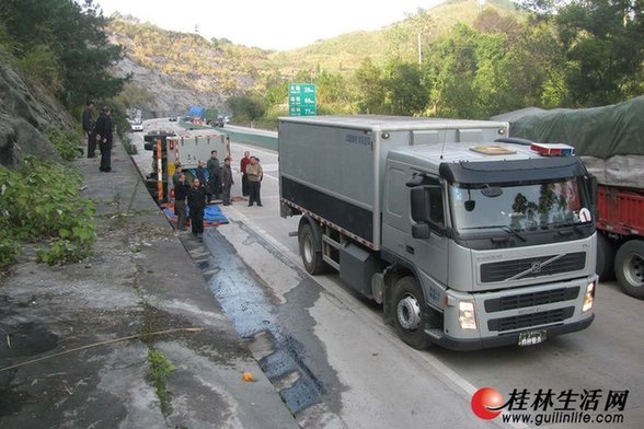 運(yùn)鈔車高速路側(cè)翻