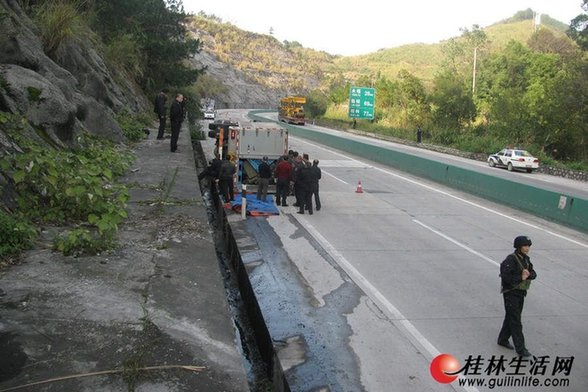 運(yùn)鈔車(chē)高速路側(cè)翻