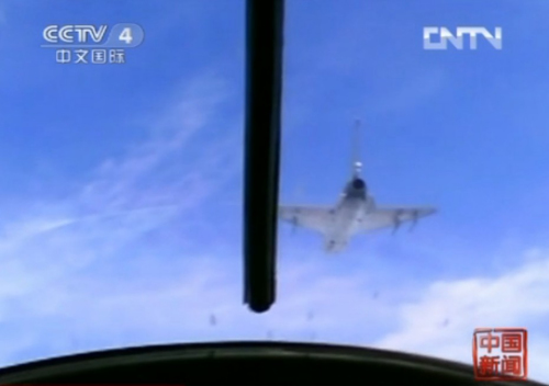 中國首批殲擊機女飛駕殲10執(zhí)行空地打擊任務