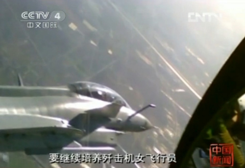 中國首批殲擊機女飛駕殲10執(zhí)行空地打擊任務