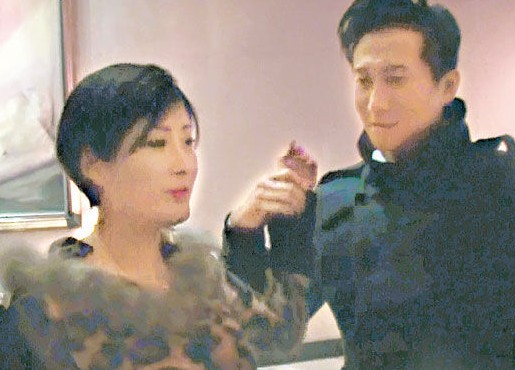 傳沖突事件中洪天明有份拉開眾人，旁為周家蔚。