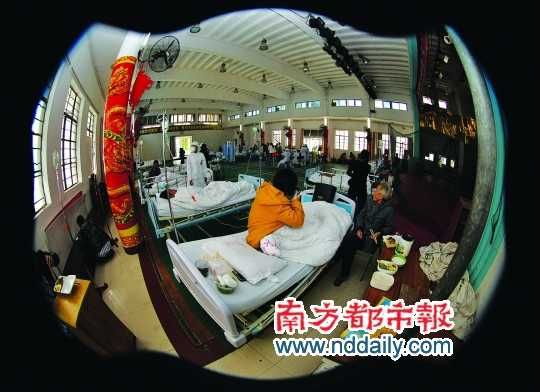 病人被轉(zhuǎn)移到該院的工會大禮堂。通訊員 符曉亮 攝