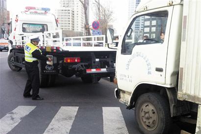 巨無(wú)霸拖車(chē)亮相街頭