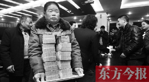 老卞領(lǐng)到九十余萬的執(zhí)行款后，忍不住流下了熱淚
