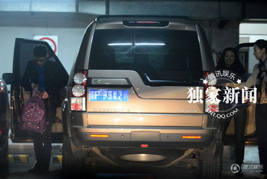 章子怡抵京撒貝寧接機(jī) 同回公寓秀恩愛(ài)