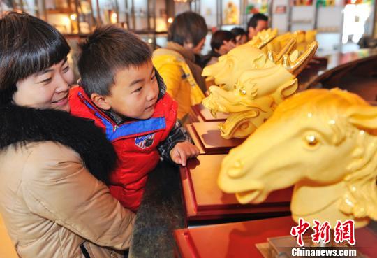 12月9日，江蘇農(nóng)民企業(yè)家冷貝生打造的黃金版圓明園十二生肖獸首向世人展現(xiàn)。冷貝生供圖攝