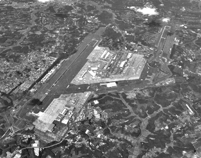 因為當?shù)剞r(nóng)民拒絕被拆遷，日本東京成田機場開港30多年還沒完工。圖中圓圈處為拒絕搬遷的釘子戶。