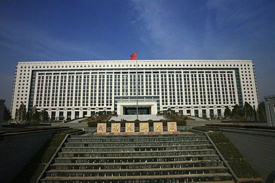濟(jì)南龍奧大廈，位于濟(jì)南經(jīng)十東路奧體中心，建筑面積37萬平米，造價(jià)40億，里面走廊周長(zhǎng)為1公里，有40多部電梯，光電話和電腦信息點(diǎn)插座就有45000個(gè)。