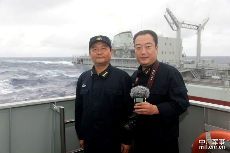 遠洋航行補給中，中國廣播網(wǎng)記者馬藝（右）采訪東海艦隊某驅(qū)逐艦支隊長王建勛