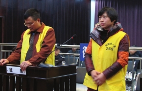 12月10日，衡陽市中級(jí)人民法院，顧湘陵（左）和妻子吳利君當(dāng)庭接受庭審。圖/通訊員李建輝
