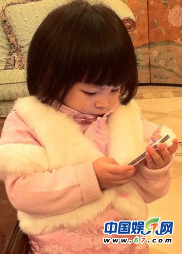 李湘曬愛女王詩(shī)齡新照 小公主披皮草穿花襖賣萌(圖)