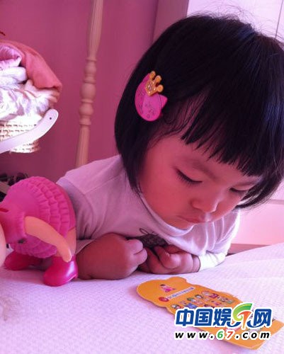 李湘曬愛(ài)女王詩(shī)齡新照 小公主披皮草穿花襖賣(mài)萌(圖)