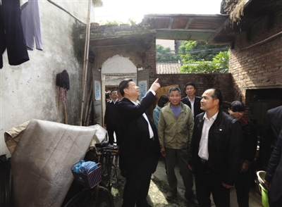12月7日至11日，中共中央總書記、中央軍委主席習(xí)近平在廣東省考察工作。這是習(xí)近平在順德黃龍村看望村民張錫堯一家?？吹椒块g有漏水的痕跡，他要求當(dāng)?shù)貛椭鉀Q。新華社記者 蘭紅光 攝