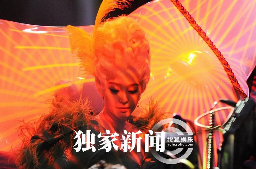 范冰冰片場大跳騎馬舞 瘋狂露腿尖叫