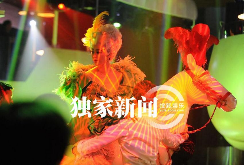 范冰冰片場(chǎng)大跳騎馬舞 瘋狂露腿尖叫