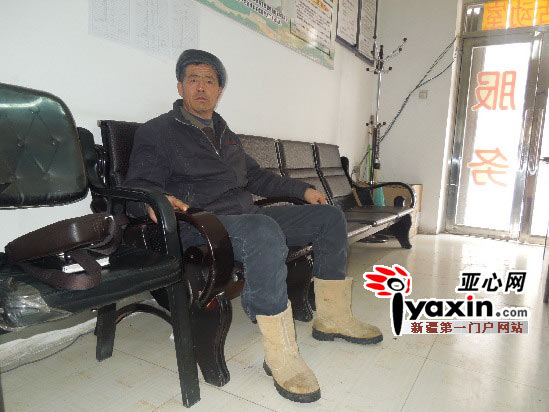圖說：12月10日，賈國強(qiáng)在沙灣縣法律援助中心等待去交涉執(zhí)行案款。
