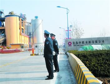 嘩！傾瀉水泥料悶死司機(jī)