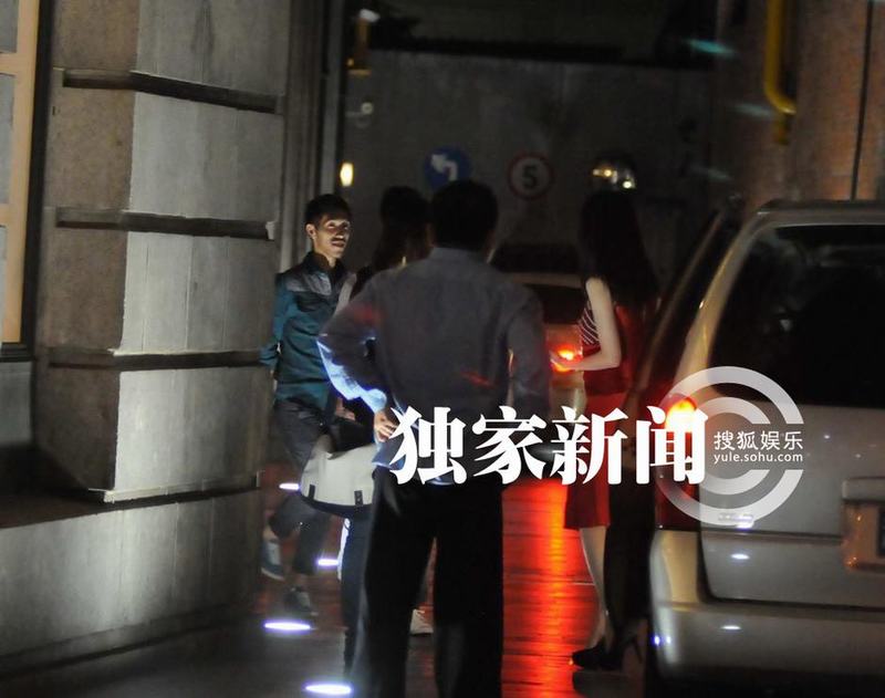 倪妮出入高檔會(huì)所身材妖嬈 穿露肩禮服顯性感