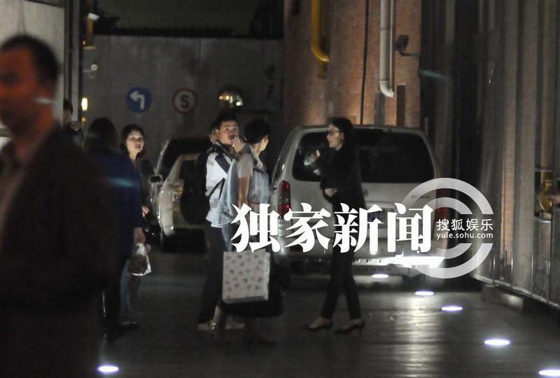 倪妮出入高檔會(huì)所身材妖嬈 穿露肩禮服顯性感