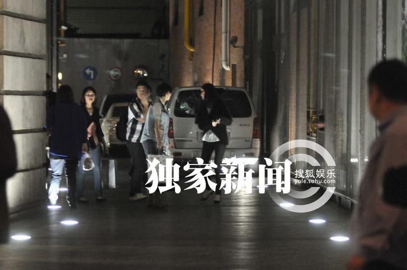 倪妮出入高檔會(huì)所身材妖嬈 穿露肩禮服顯性感