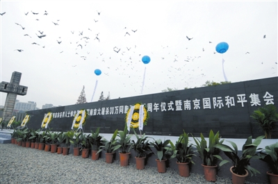 12月13日，和平集會現(xiàn)場放飛和平鴿。新華社發(fā)