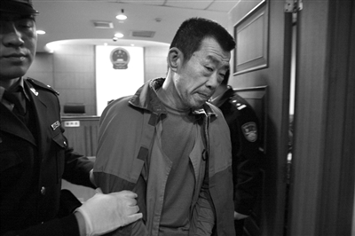 昨日宣判后，劉書(shū)魁被法警帶出法庭。通訊員 李佳 攝