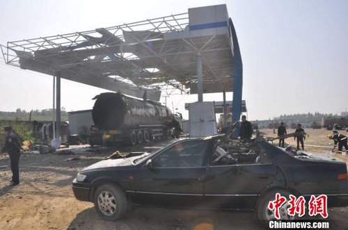 爆炸油罐車附近的汽車被波及。黃祖華攝