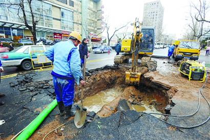 延安三路水管爆裂路面現2米深坑