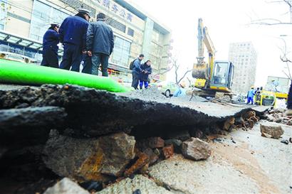 延安三路水管爆裂路面現2米深坑