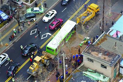 延安三路水管爆裂路面現2米深坑