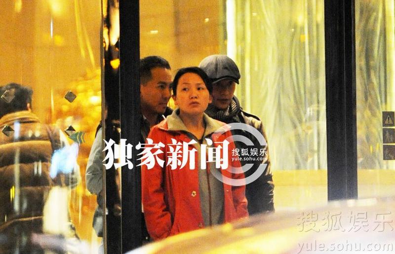 陳坤夜晚酒店會(huì)友 散場小跑回座