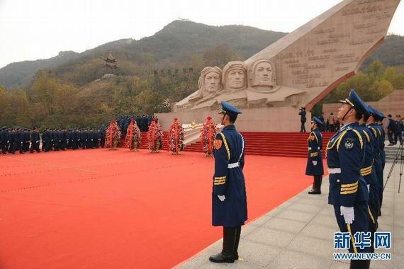 資料圖：中國(guó)空軍官兵瞻仰空軍英雄紀(jì)念墻。