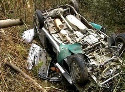 安徽一滿(mǎn)載學(xué)生和家長(zhǎng)面包車(chē)墜崖 致2死15傷(圖)