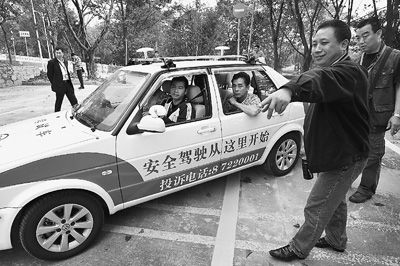 12月16日上午，廣州車管所組織全市96家駕校負責人到岑村考場新建的“五門必考”場地，以親身體驗的方式熟悉公安部123號令考試內(nèi)容和考試標準，為迎接駕考新政實施做最后沖刺。