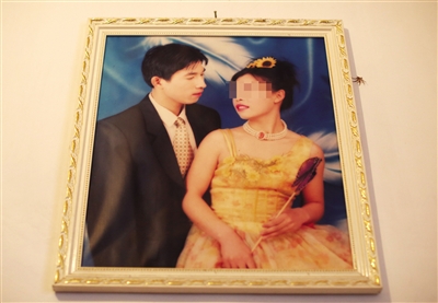 閔擁軍的結(jié)婚照。