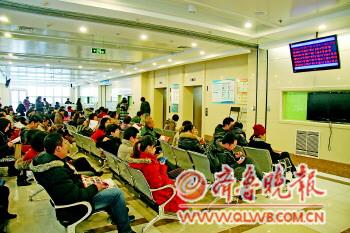 18日上午,在青島婦兒醫(yī)院產(chǎn)科門(mén)診候診的孕婦及家人。本報(bào)記者董海蕊攝