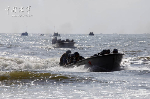 中國(guó)海軍演練越海作戰(zhàn) 陸戰(zhàn)隊(duì)實(shí)施搶灘登陸。