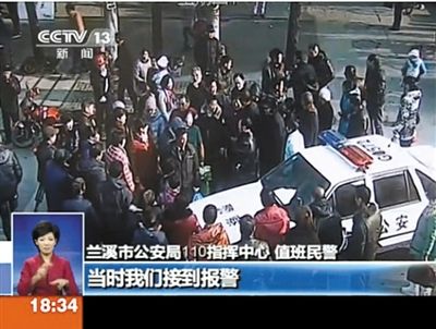 浙江蘭溪，警車遭到“全能神”教徒圍堵。央視視頻截圖