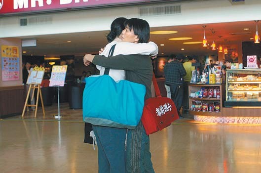 2009年4月29日，馬唯中搭機(jī)赴紐約，母親周美青與馬唯中在機(jī)場(chǎng)深情擁抱。