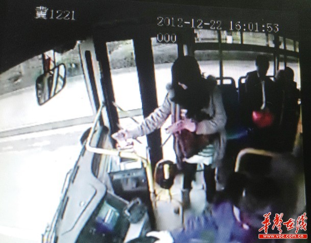 公交車監(jiān)控顯示女子將百元鈔票一張一張投進(jìn)投幣箱。