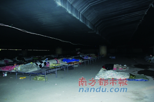 鄭州市中州大道鄭汴路口的民工安置點(diǎn)位于橋洞里。