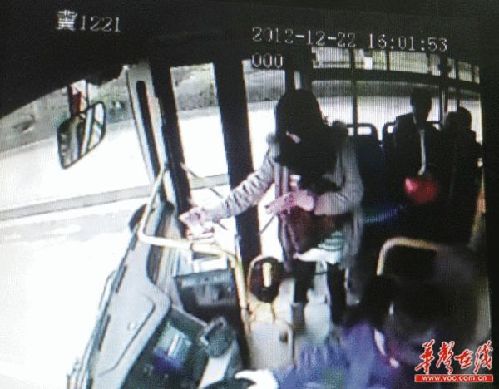 公交車監(jiān)控顯示女子將百元鈔票一張一張投進投幣箱。
