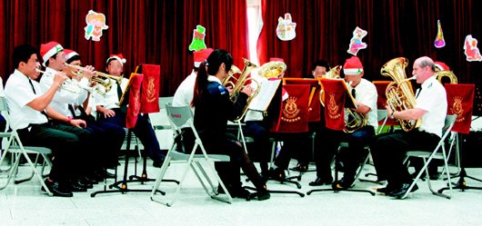 20名少年到士林地方法院演奏圣誕歌曲，掌聲如雷。 臺灣《聯(lián)合報》