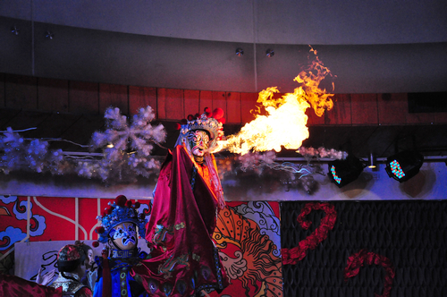 青島平安夜盛行中國(guó)風(fēng) 川劇變臉引爆全場(chǎng)